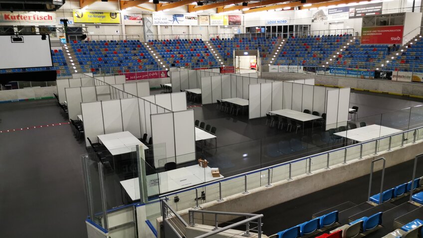 Die fertig aufgebauten Auszählplätze in der EisARENA Bremerhaven