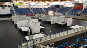 Die fertig aufgebauten Auszählplätze in der EisARENA Bremerhaven